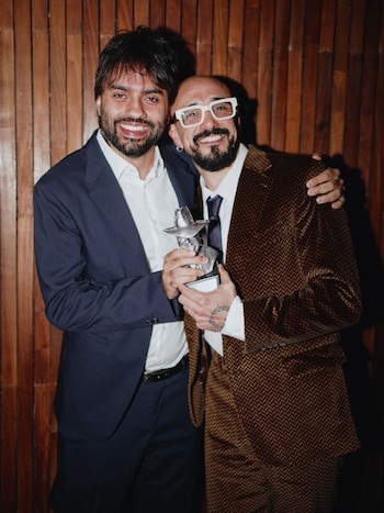 El productor Mateo Rodó junto a Abel Pintos en los Premios Gardel