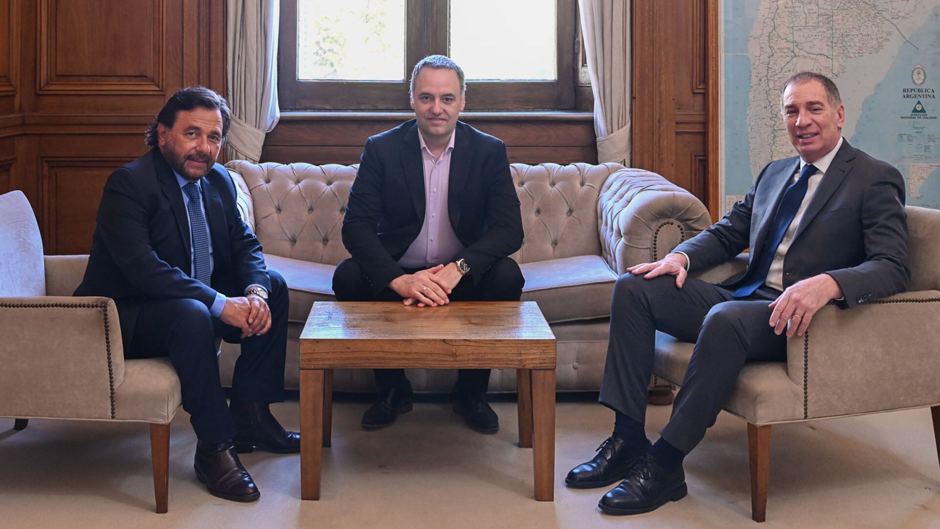 El gobernador Sáenz, Manuel Adorni y Diego Santilli, en Casa Rosada