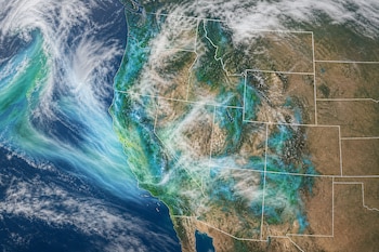 Vista satelital del oeste de Estados Unidos con límites estatales blancos y nubes con tonos verdes y azules que ingresan desde el océano Pacífico.