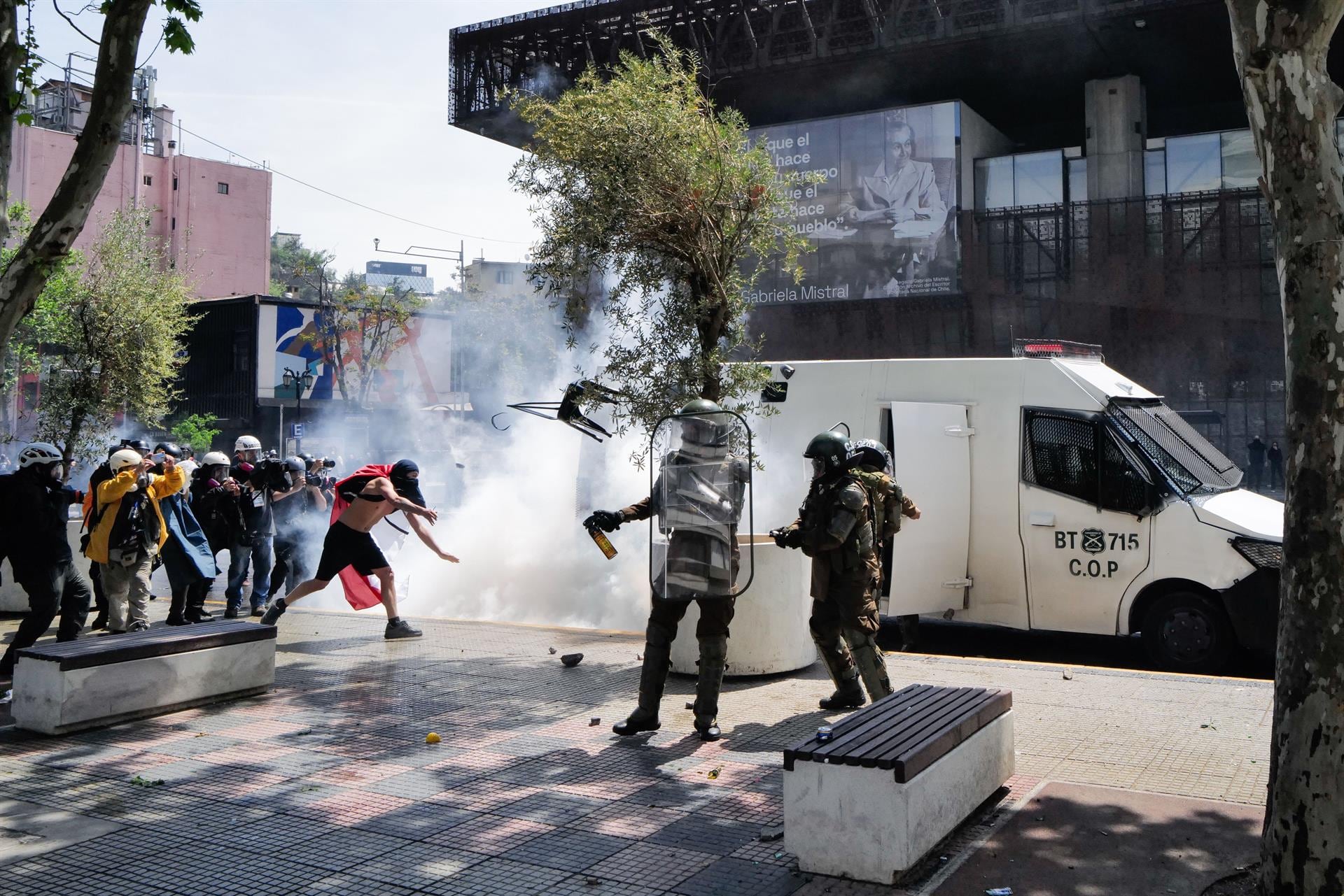 29 detenidos y seis carabineros heridos en los disturbios por el séptimo aniversario del 'estallido social'