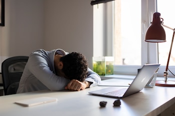 Un hombre cansado en el trabajo (Magnific)