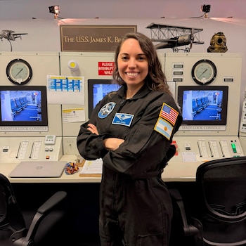 Lorna Evans sonríe con orgullo