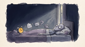 Una persona con los ojos abiertos yace en una cama mientras caminan a su lado un reloj despertador, sobres, teléfonos y un signo de interrogación.