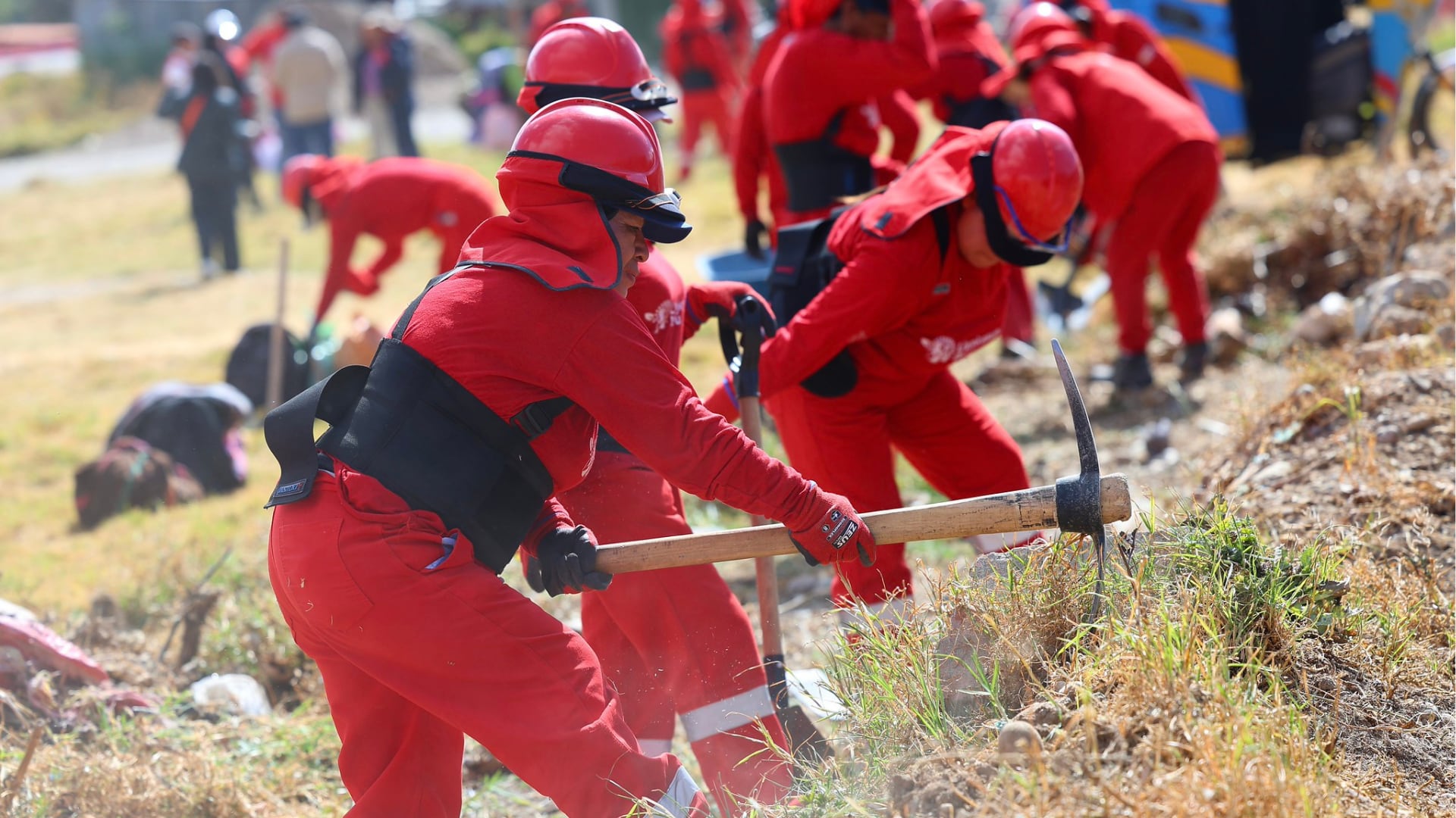 Un grupo de trabajadores del programa Llamkasun Perú realiza labores de prevención y acondicionamiento de terrenos para mitigar el impacto de emergencias en el país.