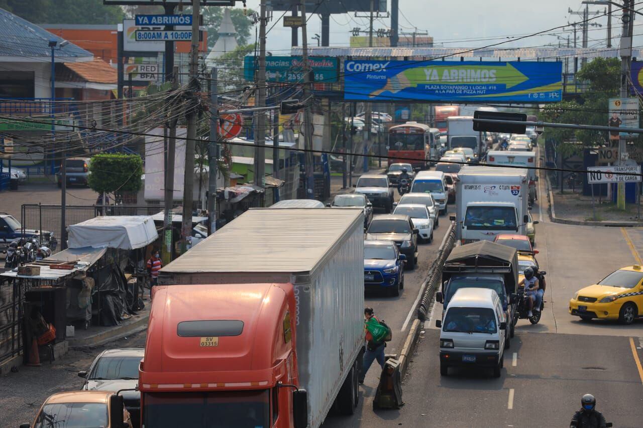 Las placas provisionales siguen vigentes en El Salvador y permiten la circulación legal de vehículos mientras continúa la renovación del sistema. (Cortesía: Secretaría de Prensa de El Salvador)