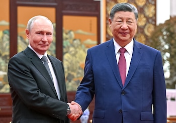 El presidente ruso Vladimir Putin (izquierda) estrecha la mano del presidente chino Xi Jinping durante una ceremonia del té celebrada en Pekín, China, el 20 de mayo de 2026. Putin se encuentra de visita oficial de dos días en China, del 19 al 20 de mayo. (Rusia) EFE