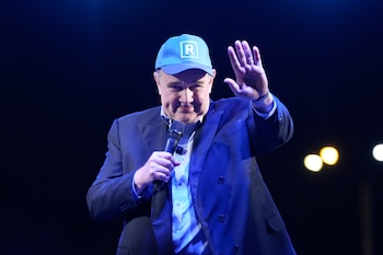 El candidato presidencial Rafael López Aliaga, del partido Renovación Popular, saluda a sus seguidores durante un mitin mientras continúa el recuento de votos en las elecciones generales, el miércoles 6 de mayo de 2026, en Lima, Perú. (AP Foto/Martín Mejía)