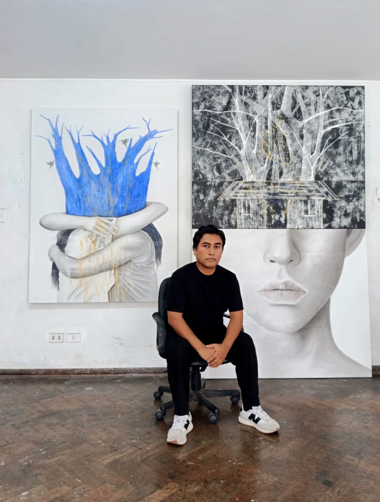 El artista trujillano Paolo Vigo expone hasta el 10 de setiembre en la Galería Índigo de San Isidro 19 obras que exploran la identidad y la memoria a través de personajes con antifaces de los que brotan elementos de la naturaleza.