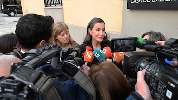 La reina Letizia arropa a