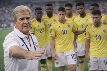 Un hombre canoso de polo blanco extiende su brazo. Detrás, seis futbolistas con uniforme amarillo de la Selección Colombia, uno con el número 10.