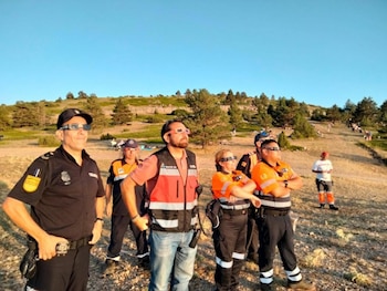 Miembros de las fuerzas de seguridad y de protección civil observando el eclipse. (Europa Press)