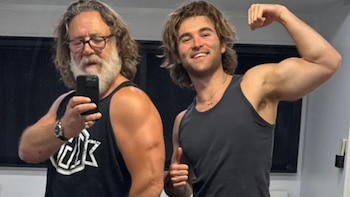 El parecido entre Russell Crowe y su hijo Tennyson que sorprendió en redes sociales