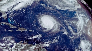 Ambos son fenómenos naturales.