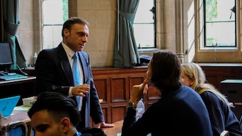 Cichello Hübner con alumnos en