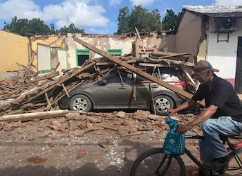 Los vecinos de Chitré improvisaron campamentos en la vía pública ante el temor a nuevas sacudidas. (Photo by DANIEL DE CARTERET / AFP)