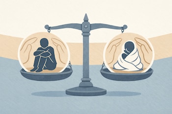 Ilustración de balanza en equilibrio. En un platillo, un adolescente; en el otro, una niña envuelta en manta. Ambos con manos protectoras. Fondo bicolor.