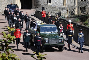 La reina Isabel II explicó que, hace 18 años, el duque de Edimburgo y Land Rover comenzaron un proyecto para crear un vehículo a medida que se utilizaría en su funeral. El coche fúnebre se realizó en la fábrica de Land Rover en Solihull en 2013, utilizando un vehículo con chasis y cabina Land Rover Defender TD5 130, con una sección trasera abierta para transportar el féretro