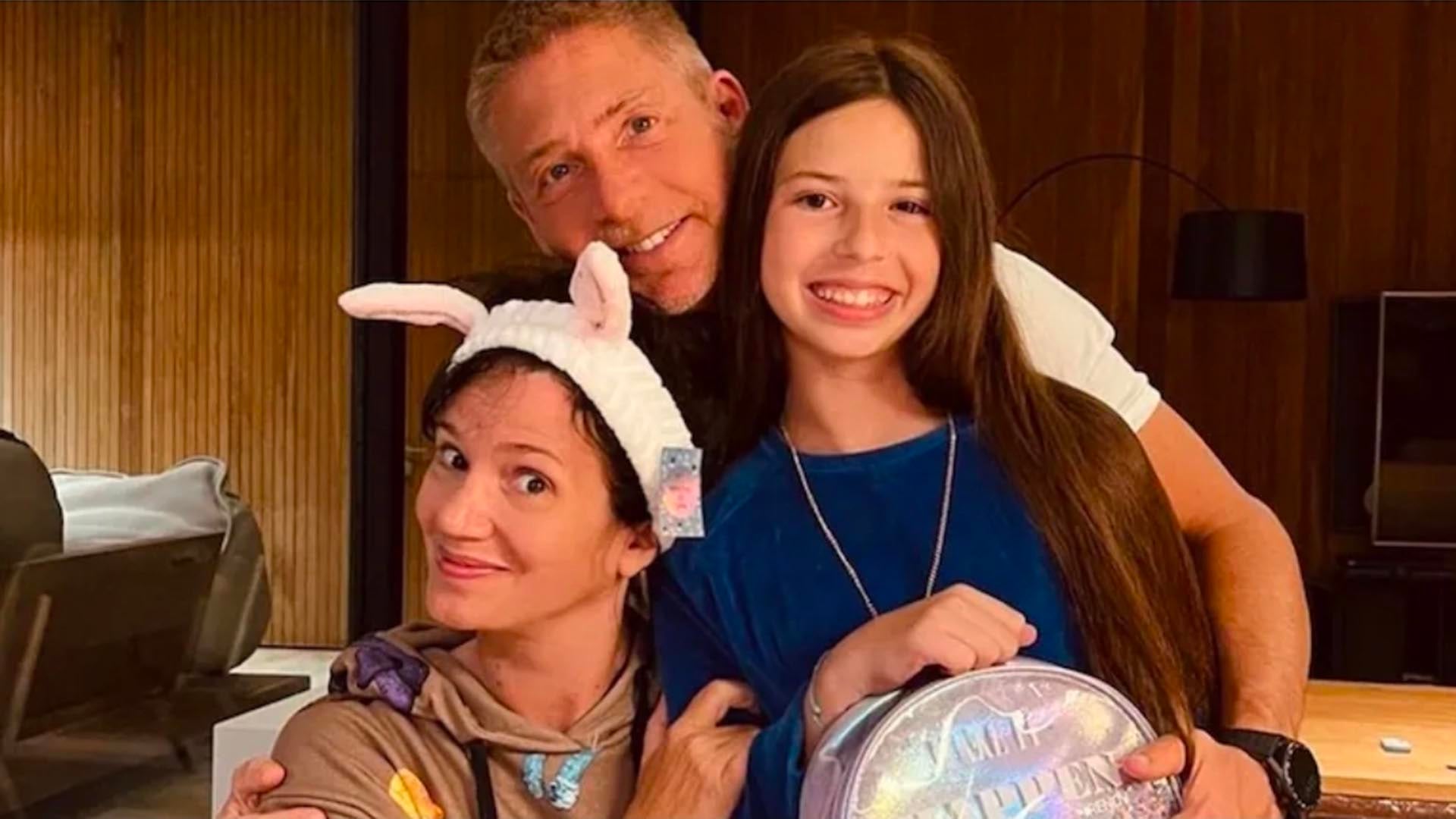 Griselda Siciliani, Adrián Suar y su hija Margarita posan sonrientes para la cámara durante la celebración de un cumpleaños de la niña