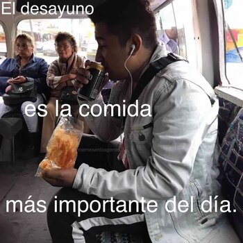 captan a hombre desayunando papas