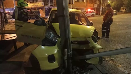 Al intentar evadir un ataque sicarial, taxista y su pareja chocaron contra un poste en Cali