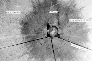 Una vista aérea de la zona cero 28 horas después de la prueba Trinity el 16 de julio de 1945 - LANL