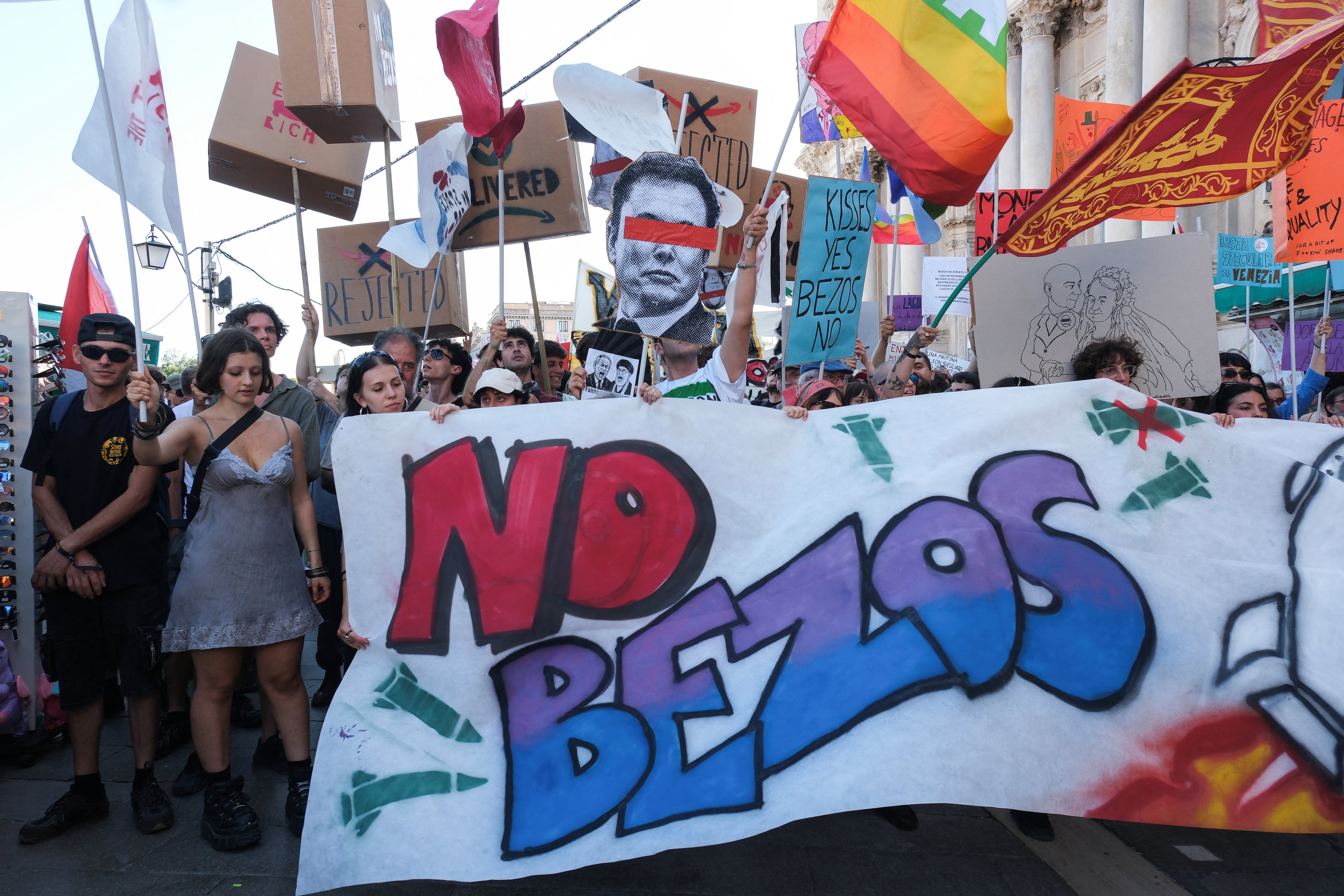Alrededor de 600 personas protestaron en Venecia contra la boda de Jeff Bezos y Lauren Sánchez, criticando la transformación de la ciudad en enclave de lujo (REUTERS/Manuel Silvestri)