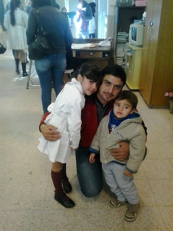 Yamil, con dos de sus