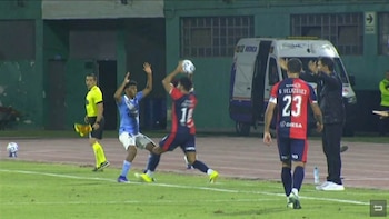 La insólita jugada en la Copa Libertadores que recorre el mundo: sacó un lateral a la cara de su rival y fue expulsado