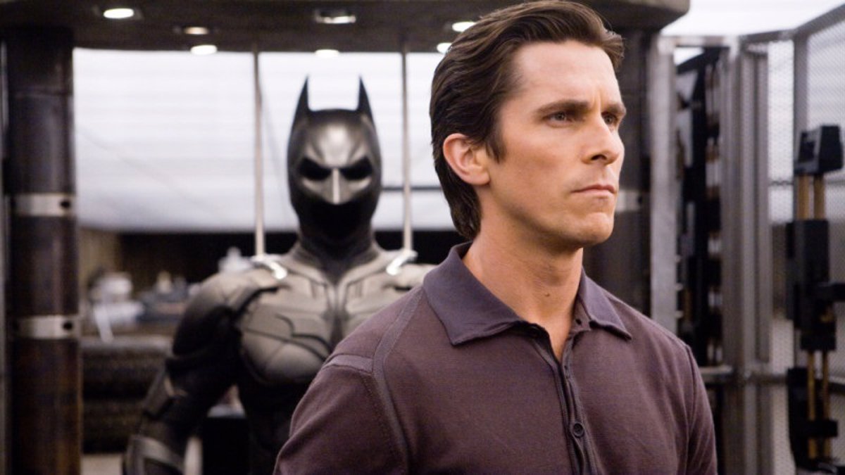 La trilogía de Nolan prescinde de otros personajes de DC en las secuencias iniciales para enfocar la atención en la figura de Bruce Wayne