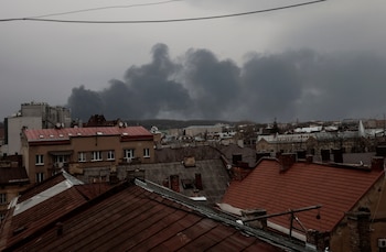 La densa columna de humo