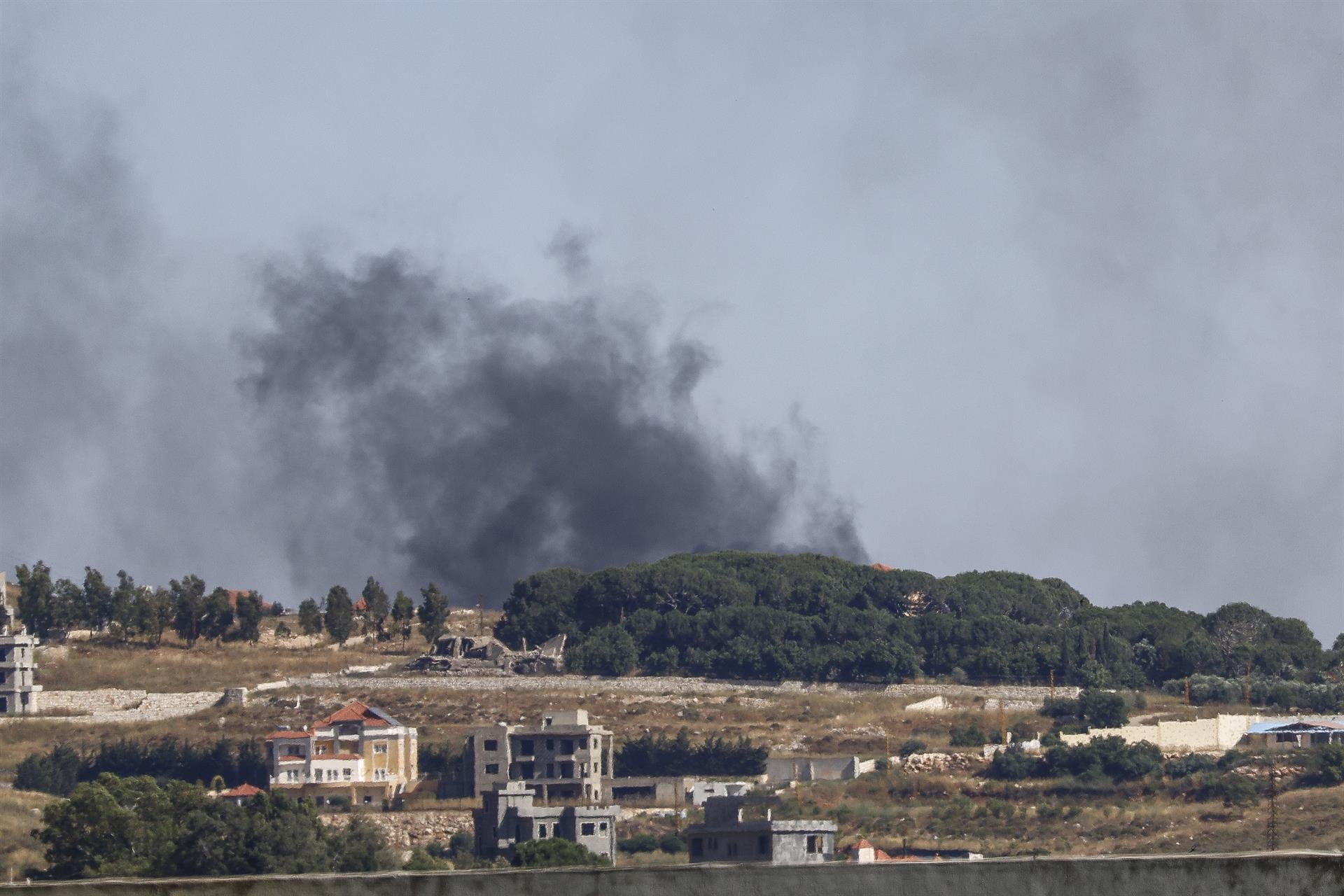 Una columna de humo se observa tras un operativo israelí en el sur del Líbano (Europa Press)