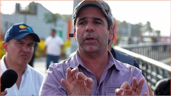 Alex Char, alcalde de Barranquilla, está en el ojo del huracán por el exceso de besos que le dio a Elder Dayán en evento público