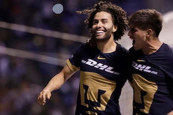 César Huerta de Pumas festeja