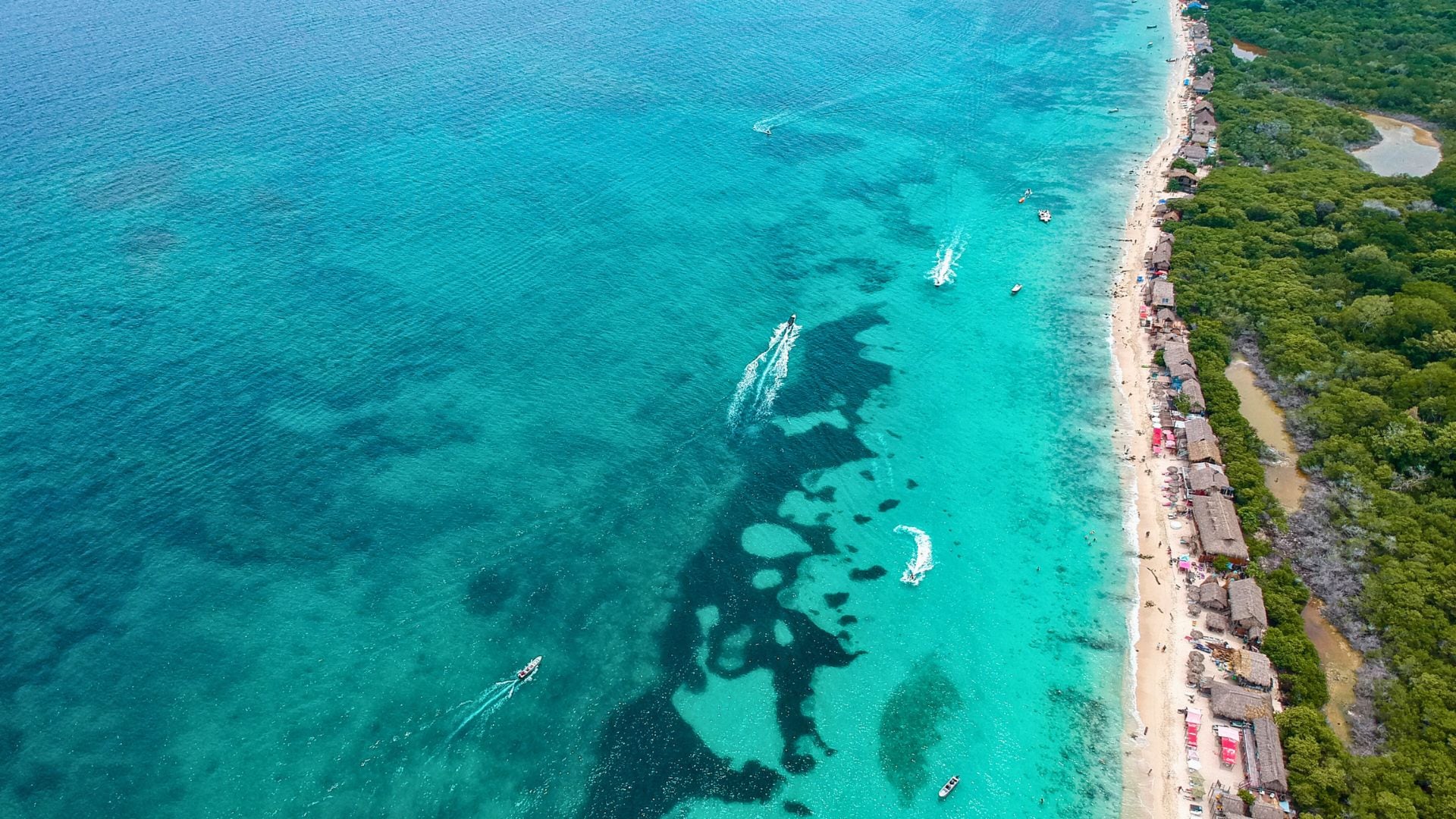 Playa Blanca es uno de los principales atractivos de la zona por sus aguas turquesas, arena clara y oferta gastronómica -crédito Piamonte Turismo