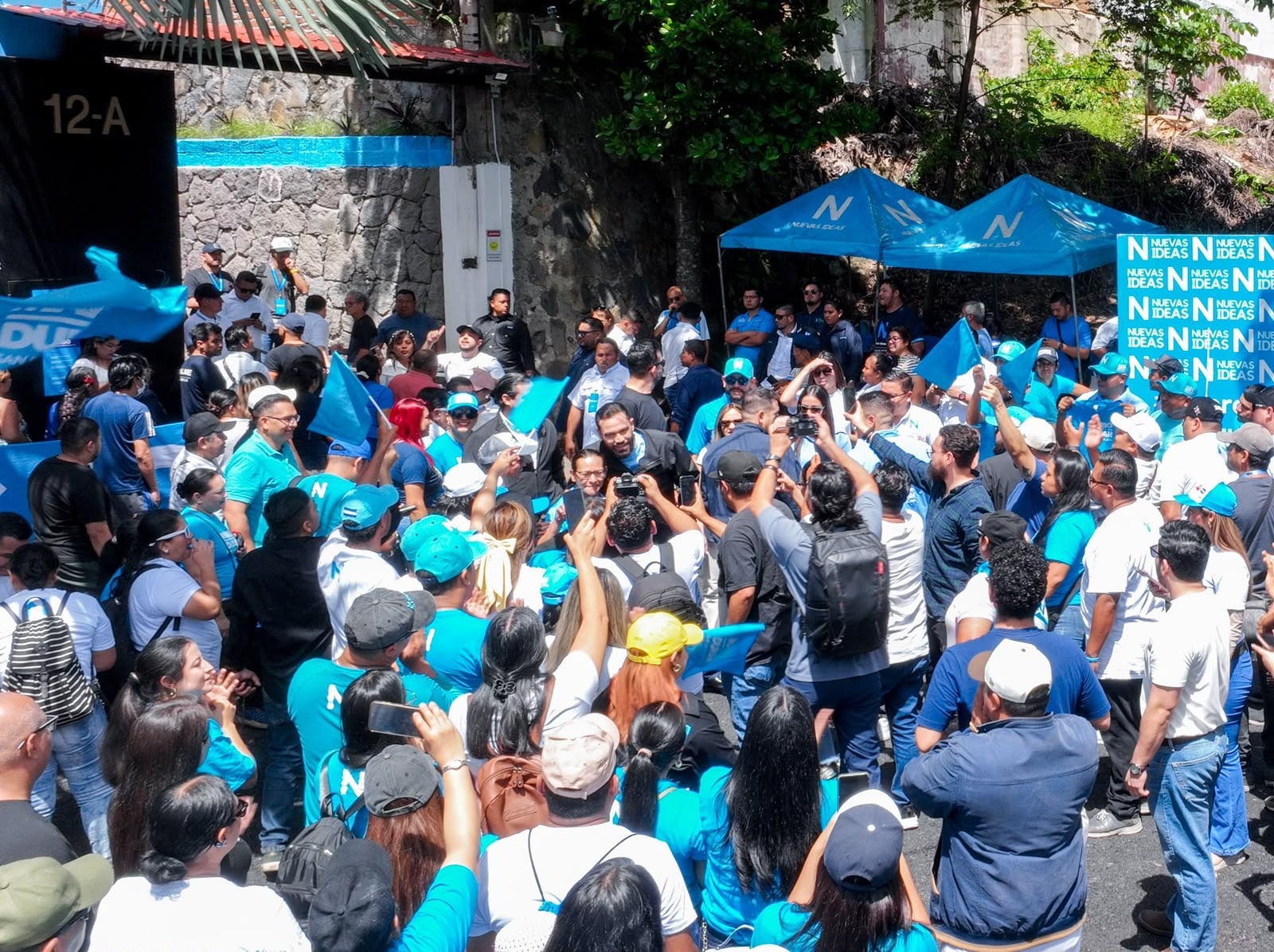 El proceso interno de Nuevas Ideas se desarrolla en las 14 sedes departamentales y permite el voto electrónico en El Salvador y la participación remota de la diáspora. (Foto cortesía Alcaldía de San Salvador)