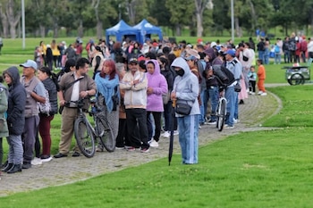 O programa IMG promove benefícios sociais como ingressos gratuitos no TransMilenio, favorecendo a inclusão de 450 mil pessoas em Bogotá - Secretaria de Crédito de Integração Social