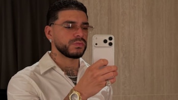 Qué lleva Ryan Castro en su bolso de lujo: los artículos que siempre carga y la compra que le recomendó J Balvin