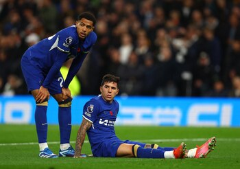 Levi Colwill escolta a Enzo