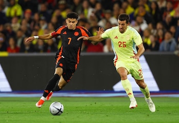 El delantero colombiano Luis Díaz enfrenta a los españoles Mikel Merino y Pablo Sarabia en un partido amistoso internacional de Colombia frente a España en el estadio de Londres, Inglaterra, 22 de marzo, 2024 - crédito Matthew Childs/Reuters