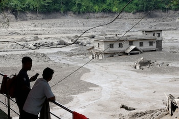 Trishuli Bazar (Nepal), 26/08/2026.- Varias personas observan cómo las aguas de la inundación arrasan Trishuli Bazar tras una crecida repentina, en el distrito de Nuwakot, Nepal, el 26 de agosto de 2026.
EFE/EPA/NARENDRA SHRESTHA