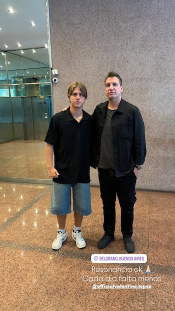 Maxi López y su hijo Valentino posan de pie en un vestíbulo con paredes de mármol y un ascensor de espejo al fondo