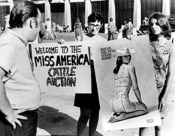 Manifestantes feministas frente al Boardwalk