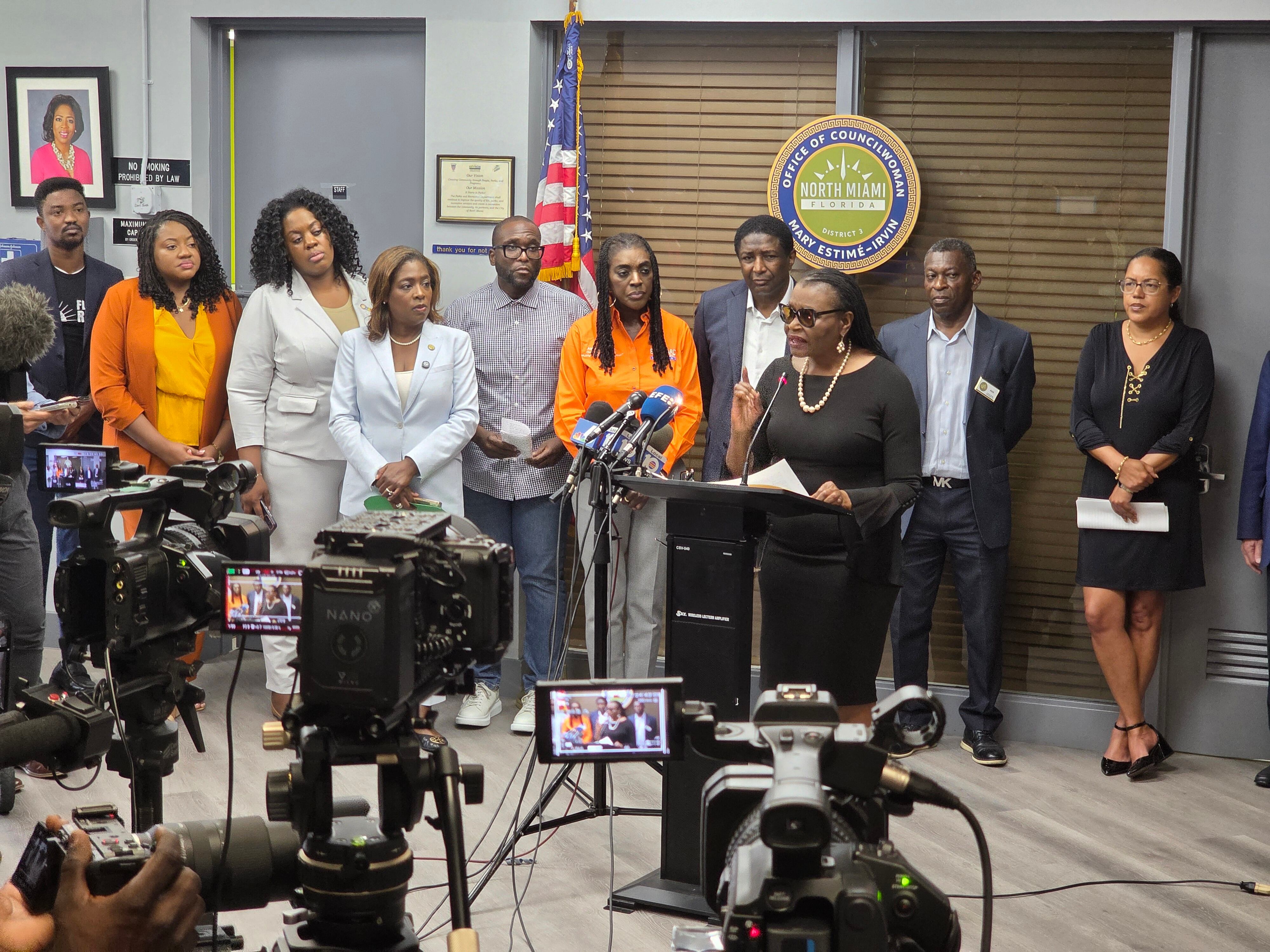 La comisionada del condado Miami-Dade, Marleine Bastien (3d), habla durante una rueda de prensa de la comunidad haitiana este lunes, en el Centro Comunitario Griffing en Miami (Estados Unidos). EFE/ Alberto Boal