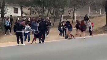 Dos policías cordobeses sufrieron una brutal paliza en el clásico de Villa Carlos Paz