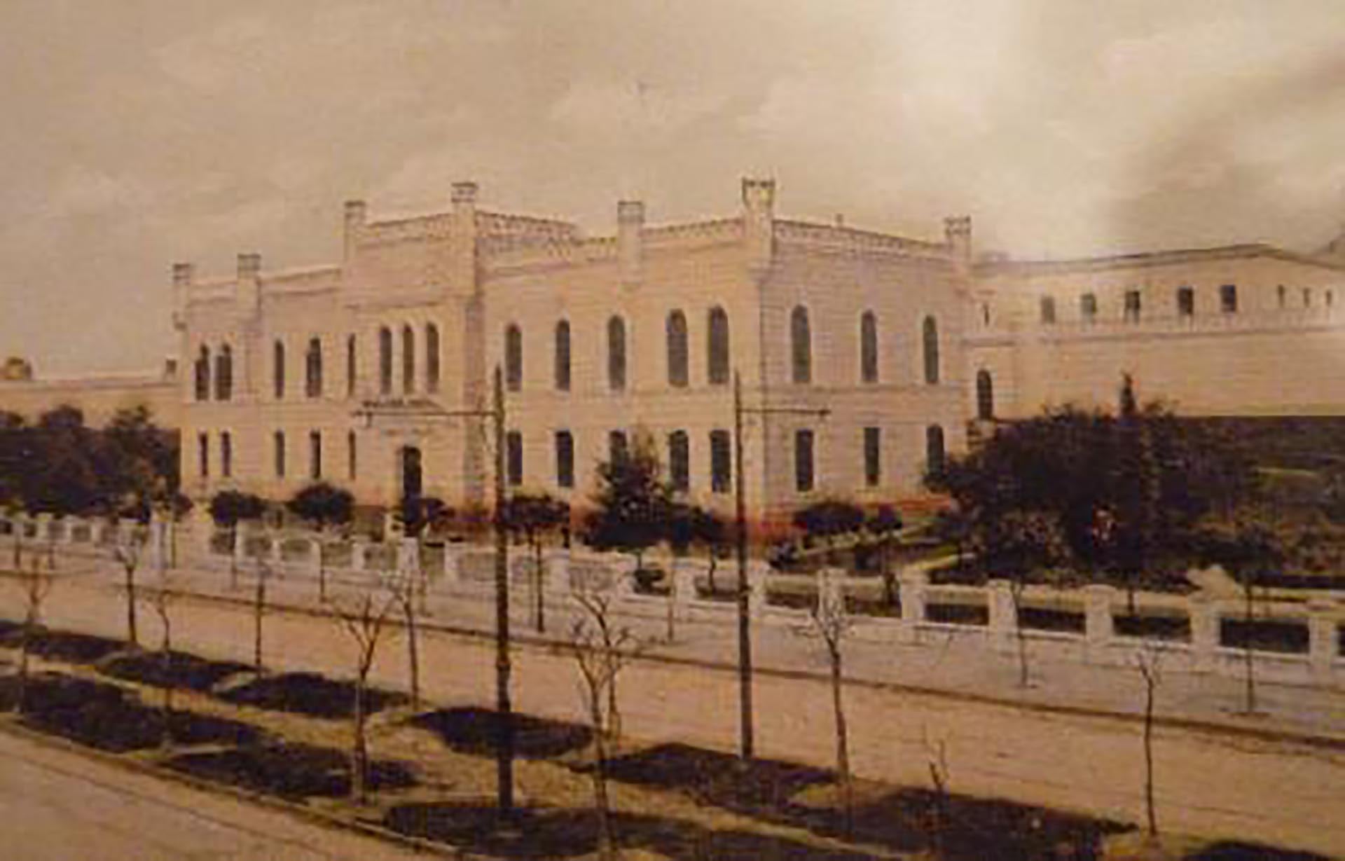 Frente de la Penitenciaría Nacional, sobre la avenida Las Heras. Comenzó a funcionar en marzo de 1877 cuando fueron llevados los presos alojados en la cárcel del Cabildo