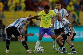 Rodrygo (c) de Brasil disputa