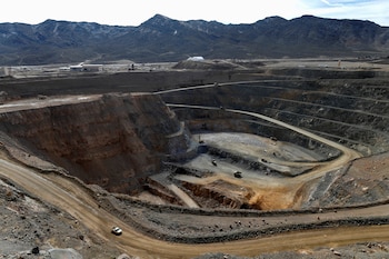 Vista de la mina a cielo abierto de tierras raras de MP Materials en Mountain Pass, California, Estados Unidos. (Reuters)