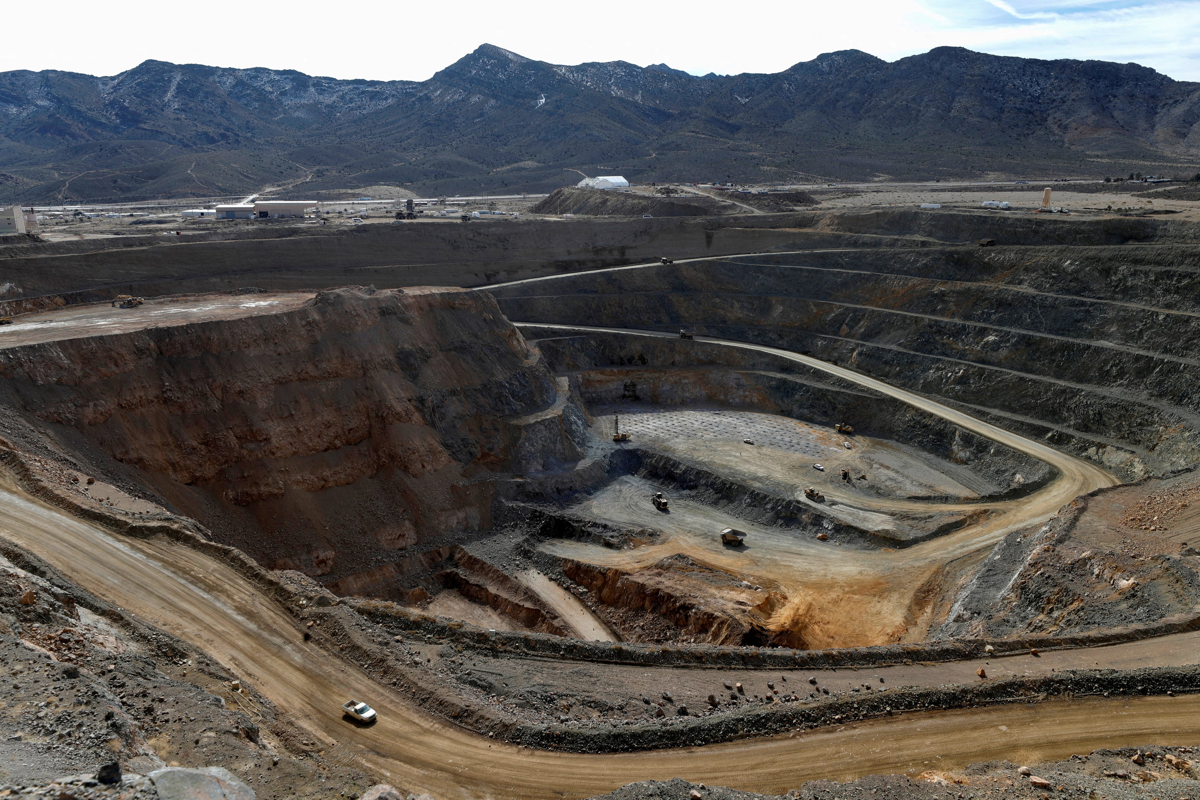 Vista de la mina a cielo abierto de tierras raras de MP Materials en Mountain Pass, California, Estados Unidos. (Reuters)
