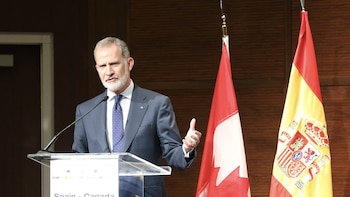 Felipe VI entrega el Premio de Poesía "Joan Margarit" a Margaret Atwood: "Un alma que refleja todo un país"