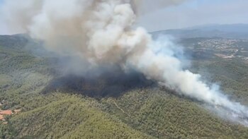 El origen del fuego de Sentmenat (Barcelona) es una excavadora incendiada en un campo